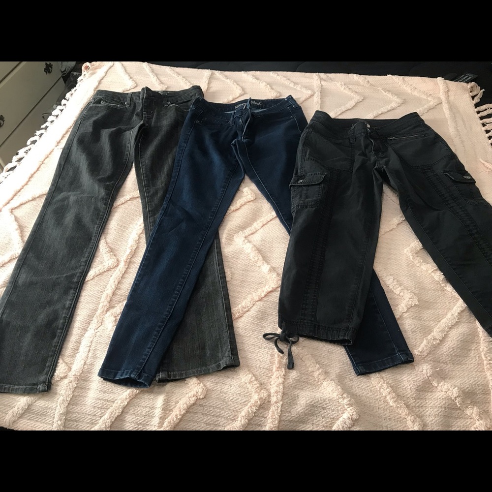 Closet clean out bundle (2) pair of jeans (1) pair of capris size 4
